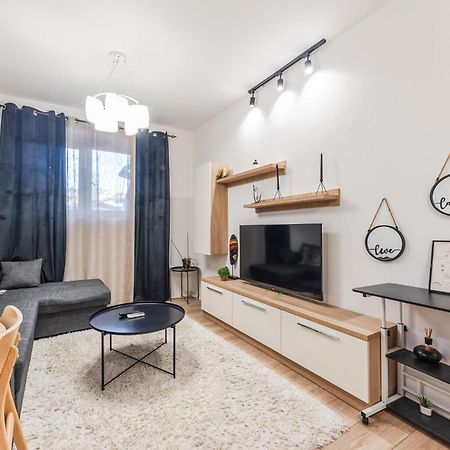 Noir Apartment By Kondo Stays Tirana Exterior photo